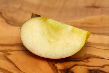 Apfel Obst Apfelschnitz auf Holzhintergrund
