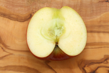 Apfel Obst Apfelschnitz auf Holzhintergrund