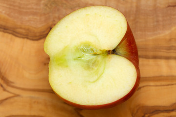 Apfel Obst Apfelschnitz auf Holzhintergrund