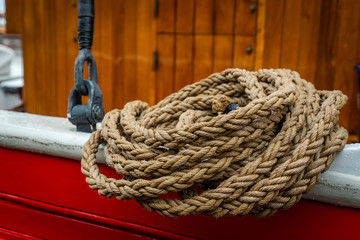 Fototapeta premium Cuerda de amarre en barco clásico de madera