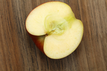 Apfel Obst Apfelschnitz auf Holzhintergrund