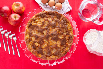 
Alzatina con torta di mele casalinga sulla tavola
