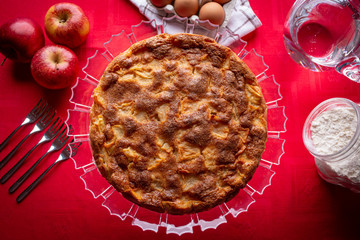 Alzatina con torta di mele casalinga sulla tavola
