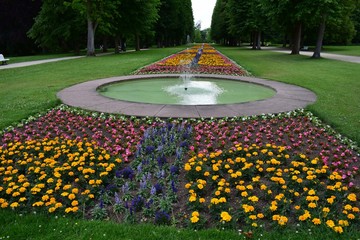 Springbrunnen mit Blumenbeeten im Kurpark Bad Pyrmont

