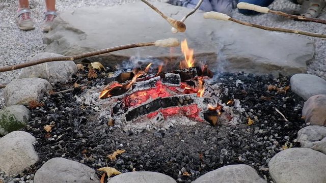 Stockbrot r&ouml;sten &uuml;ber einem Lagerfeuer