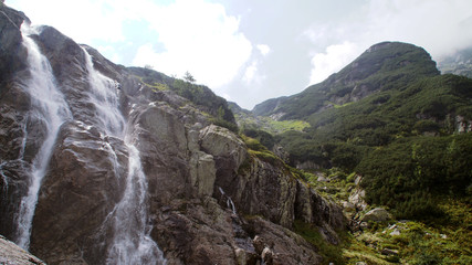 Fototapeta na wymiar Piękny wodospad w górach Pieniny
