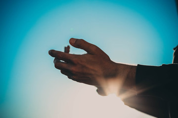 Mann, der seine H&auml;nde zum Himmel erhebt