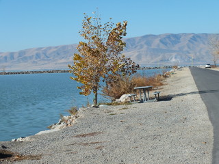 Krajobraz jezioro i góry w słoneczny dzień jesienia 19