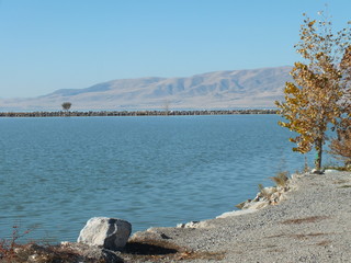 Krajobraz jezioro i góry w słoneczny dzień jesienia 20