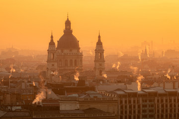 Fototapeta na wymiar Beautiful golden sunrise over Basilica St Stefan in Budapest, Hungary