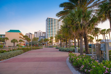 Clearwater Beach, Florida. Promenade entlang des Golfs von Mexiko. Hotels, die vom Abendlicht beleuchtet werden. Frühlings- oder Sommerferien. Bild oder Foto gut für Reisebüro.