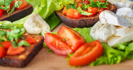 salat grass with tomatoes and chese with bruschettas