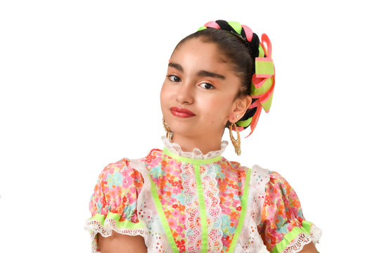 closeup de ni&ntilde;a latina mexicana son trenzas multicolores, sonrisa y joyeria de oro y vestido floreado, fondo blanco y cara de perfil