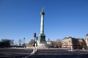 Fototapeta na wymiar Place de la Bastille à Paris, sans circulation et sans personne, pendant le confinement du au coronavirus