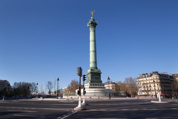 Fototapeta na wymiar Place de la Bastille à Paris, sans circulation et sans personne, pendant le confinement du au coronavirus