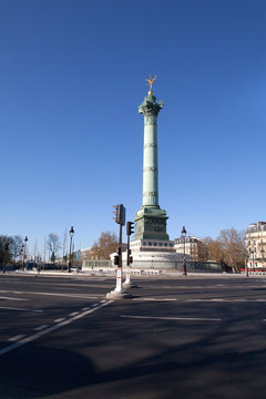 Place de la Bastille &agrave; Paris, sans circulation et sans personne, pendant le confinement du au coronavirus