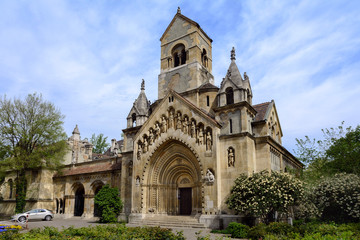 Fototapeta na wymiar Yak Chapel in Budapest. In the facade of the church are carved statues of Jesus Christ and 12 apostles. The castle is a complex of Romanesque, Gothic, Renaissance and Baroque buildings.