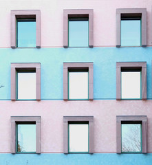 Fototapeta premium Hausfront, blau und rosa gestreift