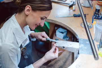 Jeweler working with tools on a piece of jewelry - obrazy, fototapety, plakaty