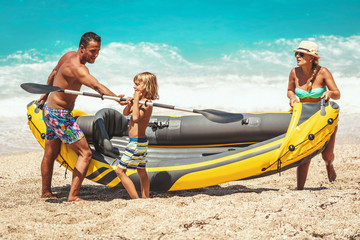 Fototapeta premium Happy Young Family Having Fun On Tropical Beach
