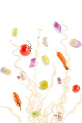 Fideos y vegetales volando 