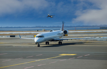 Obraz premium Airplane on the runway at the airport.