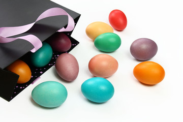 Kolorowe pisanki wysypujące się z torby