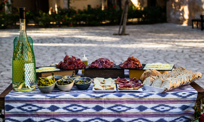 Maravillosa mesa de comida tradicional mediterranea con jamon ,queso, pan y olivas