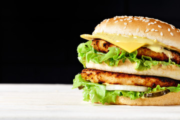 Double grilled chicken hamburger with the jalapeño that gives spiciness and delicious soft bun with sesame seeds. Best choice for home delivery.