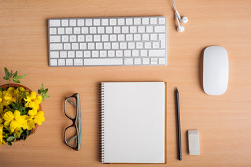 Espacio de trabajo, teclado y mouse