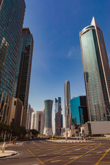 Fototapeta na wymiar Edificios modernos vistos desde el suelo en Doha, Qatar.