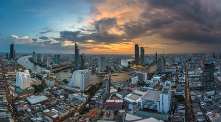Obraz premium Scenic view curved of the Chao Phraya River in Bangkok city downtown at sunset, capital of Thailand