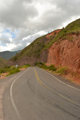 Carretera entre cerros