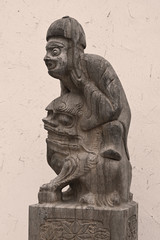 Fototapeta premium Stone pillar sculpture of ancient Chinese figures riding Lions