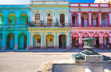 Fototapeten Havanna, Kuba – 11. Februar 2020: Malerische, farbenfrohe Straßen der Altstadt von Havanna im historischen Stadtzentrum (Havanna Vieja) in der Nähe von Paseo El Prado und Capitolio © eskystudio