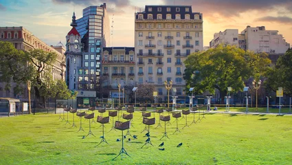 Photo sur Plexiglas Buenos Aires Buenos Aires, Argentine - 15 février 2020 : Un jardin de sculptures devant le célèbre théâtre Colon (Teatro Colon)