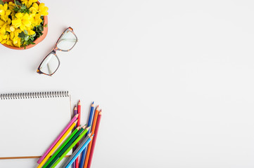 Mesa de arte, espacio de trabajo, lapices