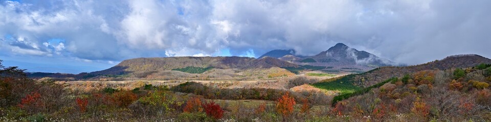 蒜山高原の展望台から見た紅葉のパノラマ情景＠岡山