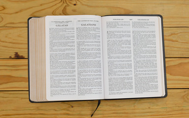 open bilingual bible book on Galatians, Spanish and english 