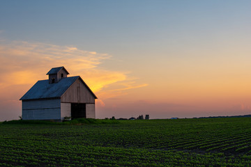 Fototapeta na wymiar Rural sunset and barn with vibrant colors. La Salle county, Illinois.