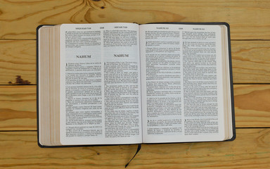 open bilingual bible book on Nahum, Spanish and english 