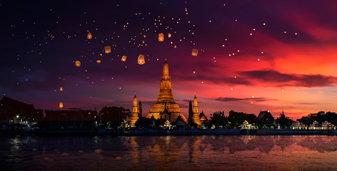 Fototapeta na wymiar Wat Arun is one of the well-known landmarks of Thailand, Wat Arun is the royal temple that the Thai monarch uses for water Kathin of Bangkok, Thailand.