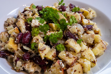 Kidneybohnen-Salat mit Fetakäse und Apfel