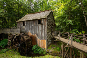 Fototapeta na wymiar Water wheel and old mill in the woods. Cades Cove, Smoky Mountains National Park, Tennessee
