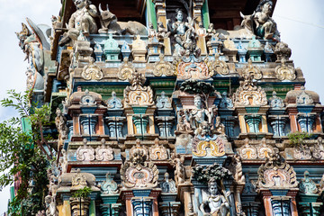 Obraz premium Hindu temple in Tamil Nadu, South India. Sculptures on Hindu temple gopura (tower) 