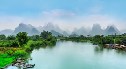 Fototapeta premium Sceneria rzeki Lijiang w Yangshuo, Guilin.