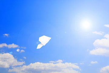 大空を飛ぶ紙飛行機