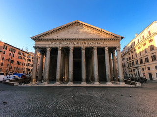 Fototapeta na wymiar Das Pantheon in Rom bei Sonnenaufgang, Italien