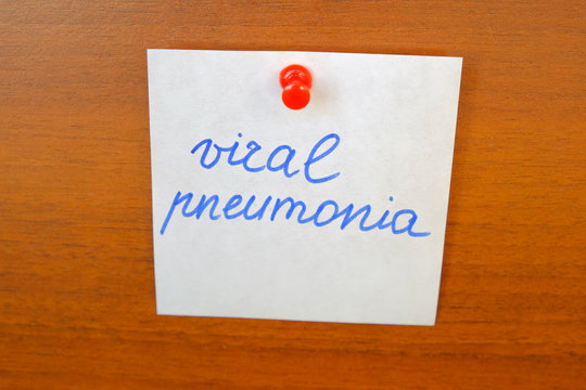 White sticker with the inscription "viral pneumonia"