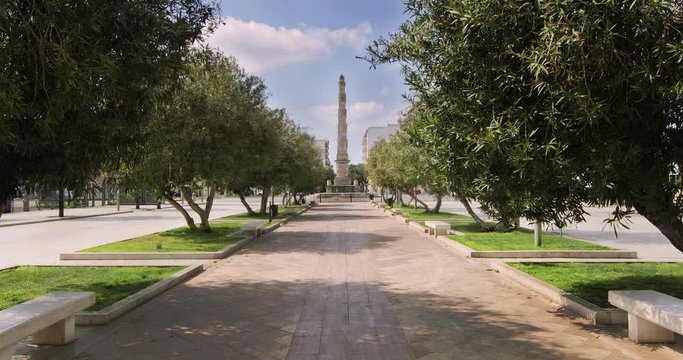 Viale con obelisco - lecce